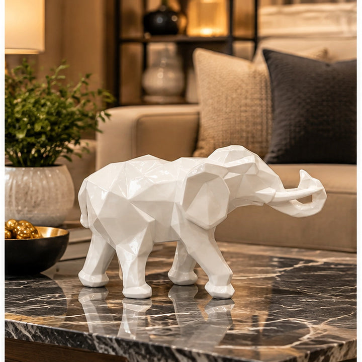 Elefante blanco geométrico de 16 cm de alto sobre mesa de centro de living