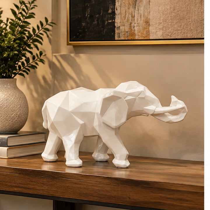 Elefante geométrico blanco de 27 cm sobre consola de recibidor, fotografía cuadrada