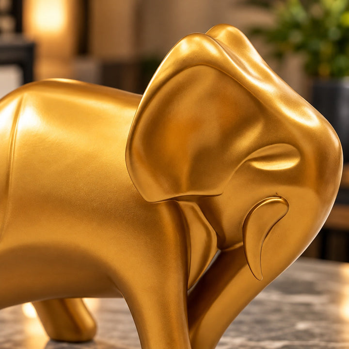 Detalle del elefante decorativo geométrico dorado, fotografía cuadrada sin franjas blancas