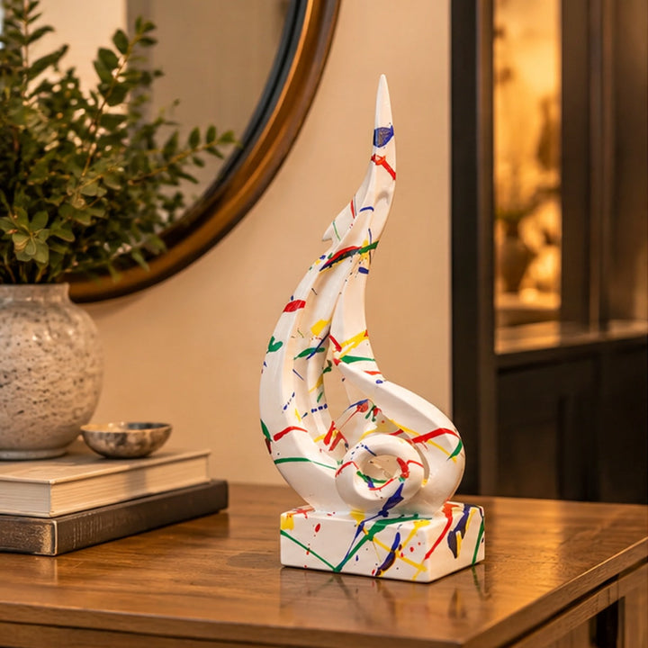 Escultura abstracta blanca con pinceladas de colores en recibidor