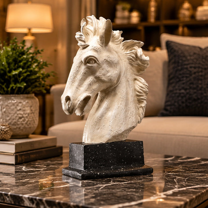 Escultura de cabeza de caballo blanca en mesa de living