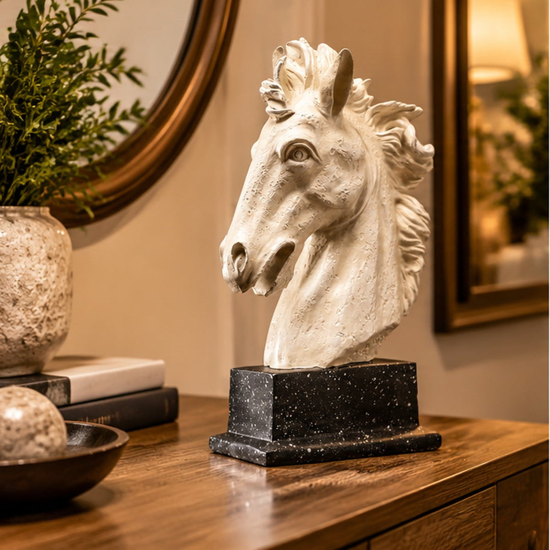 Escultura cabeza de caballo blanca sobre base negra en recibidor