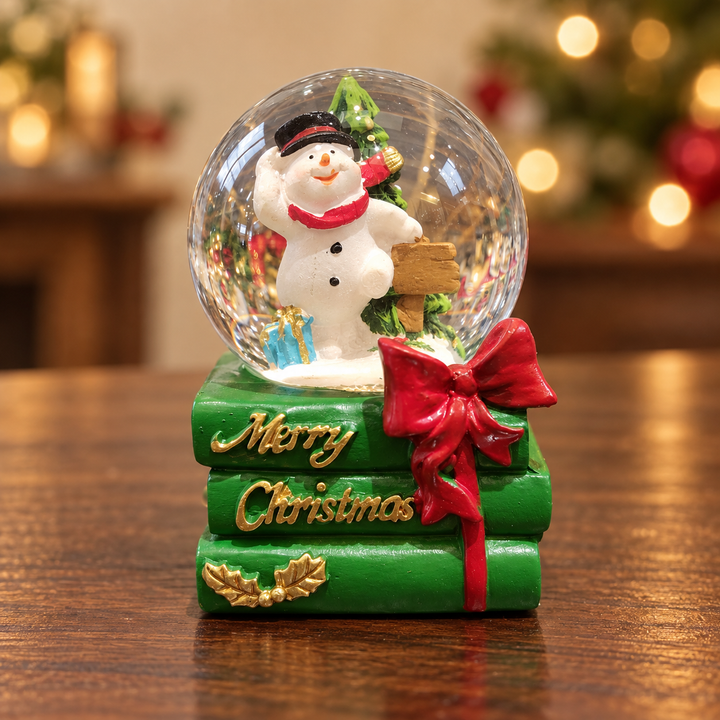 Detalle de esfera navideña con muñeco de nieve
