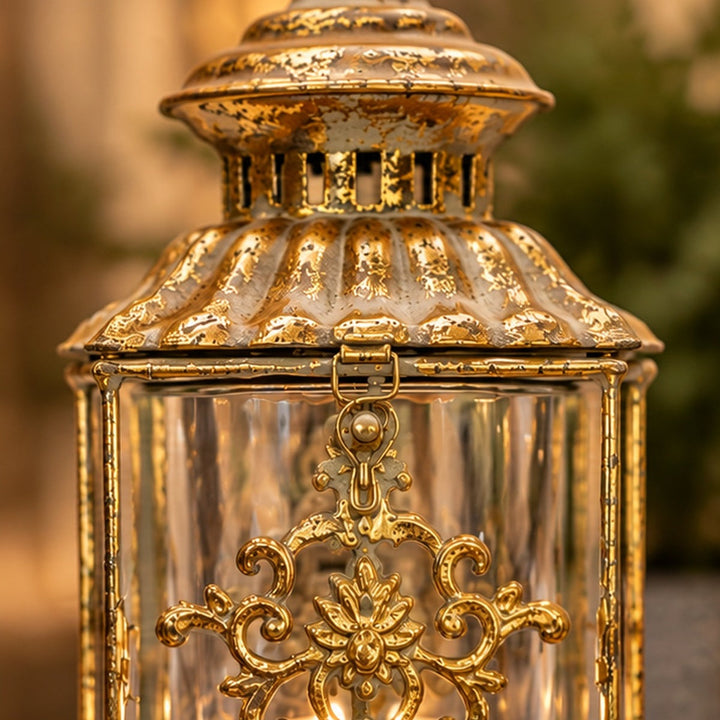 Detalle de farol dorado envejecido, imagen cuadrada sin bordes