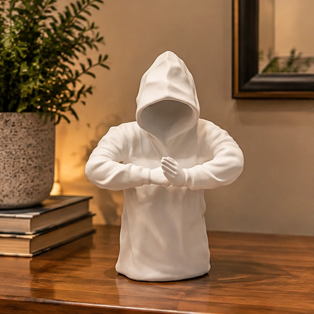 Figura encapuchada blanca decorativa en consola de recibidor