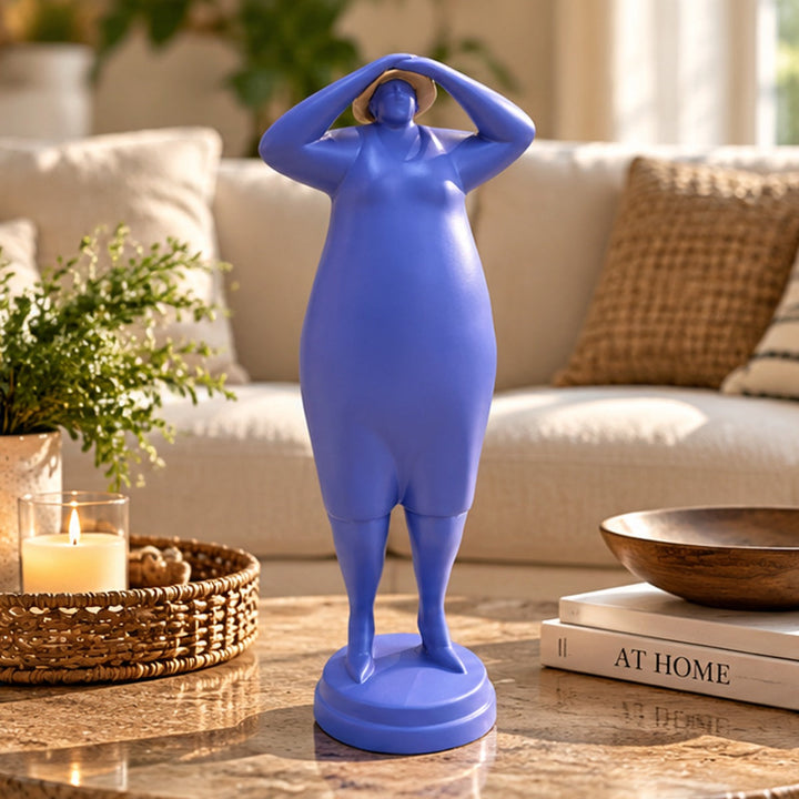 Figura mujer púrpura en living