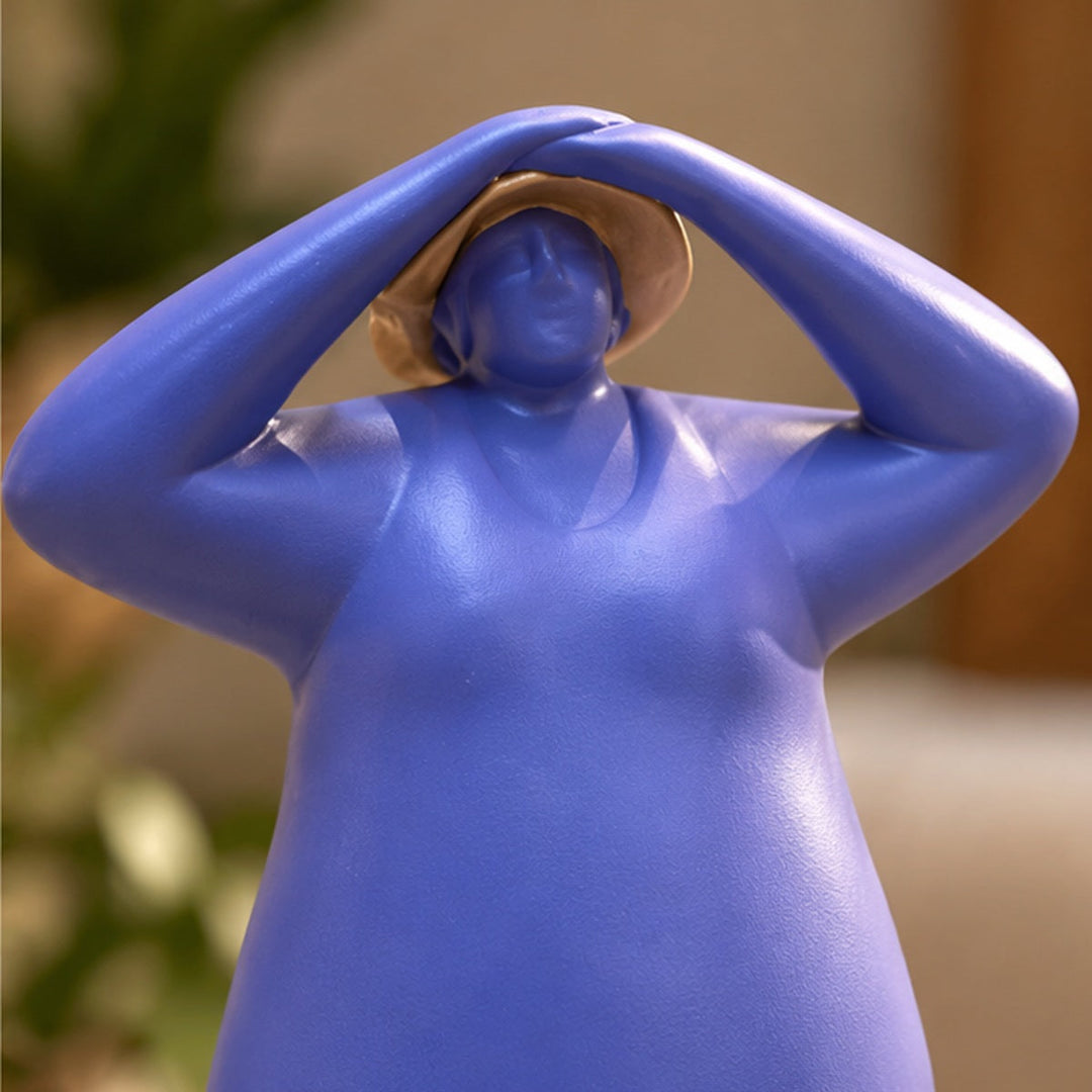 Detalle de figura mujer púrpura con sombrero