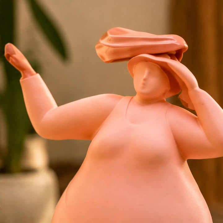 Detalle figura mujer rosada con sombrero sin bordes