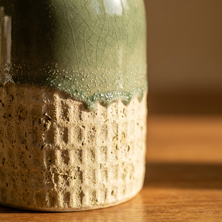 Detalle del esmalte craquelado y textura rústica del florero