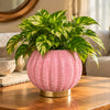 Florero Rosado con Relieve de Hojas y Base Dorada