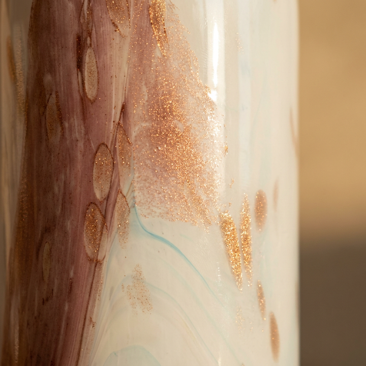 Detalle del vidrio con vetas rosa y destellos dorados