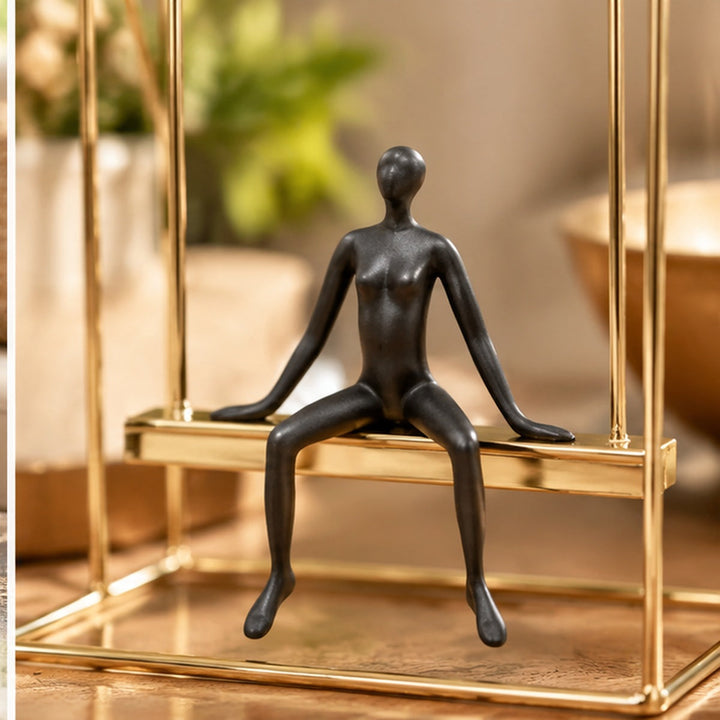 Detalle de escultura de figura sentada en columpio dorado