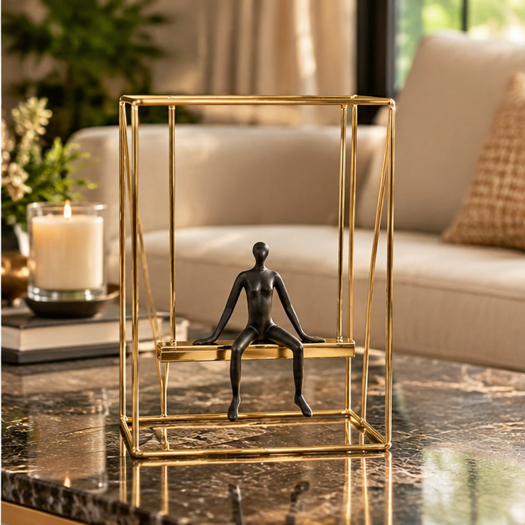 Escultura hombre en columpio en mesa de living