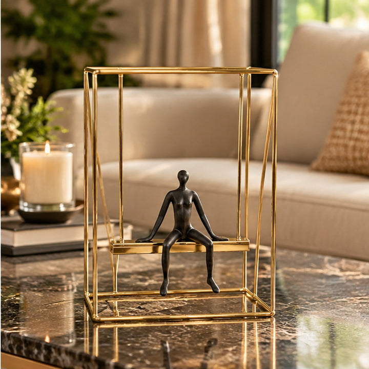 Escultura hombre en columpio en mesa de living