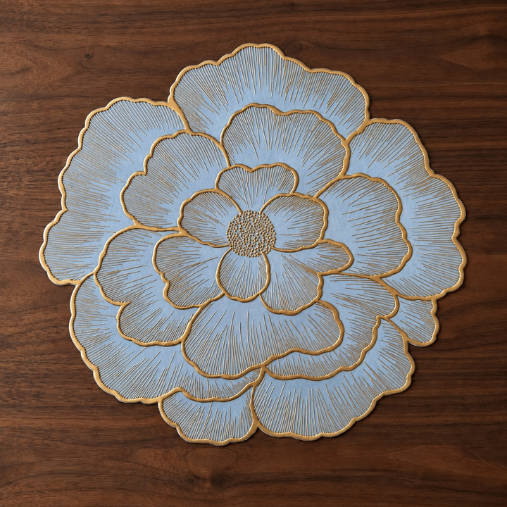 Individual flor gris con bordes y líneas en relieve dorado