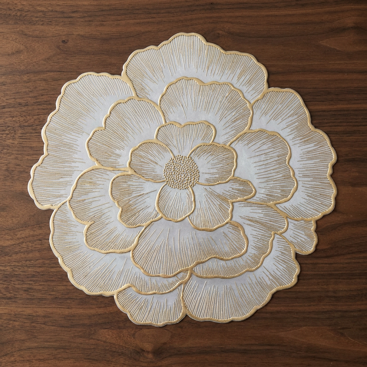 Individual de mesa forma de flor  dorado