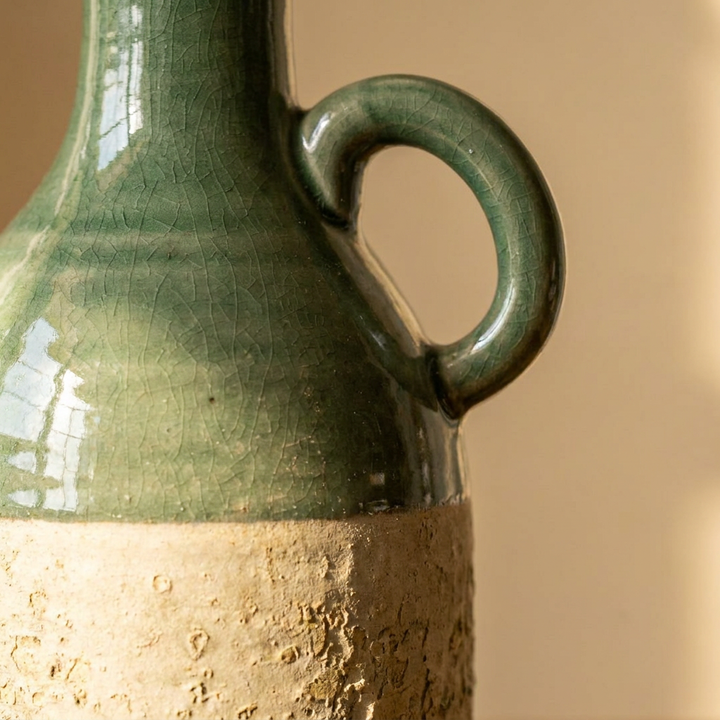 Detalle del asa y esmalte craquelado verde del jarrón
