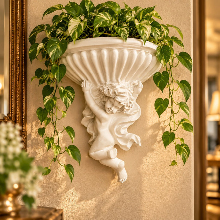 Ménsula Ángel de frente con planta verde en muro beige
