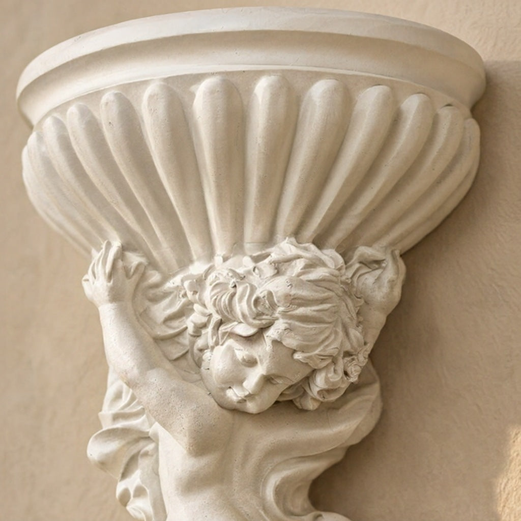 Detalle frontal de figura de ángel y repisa de resina