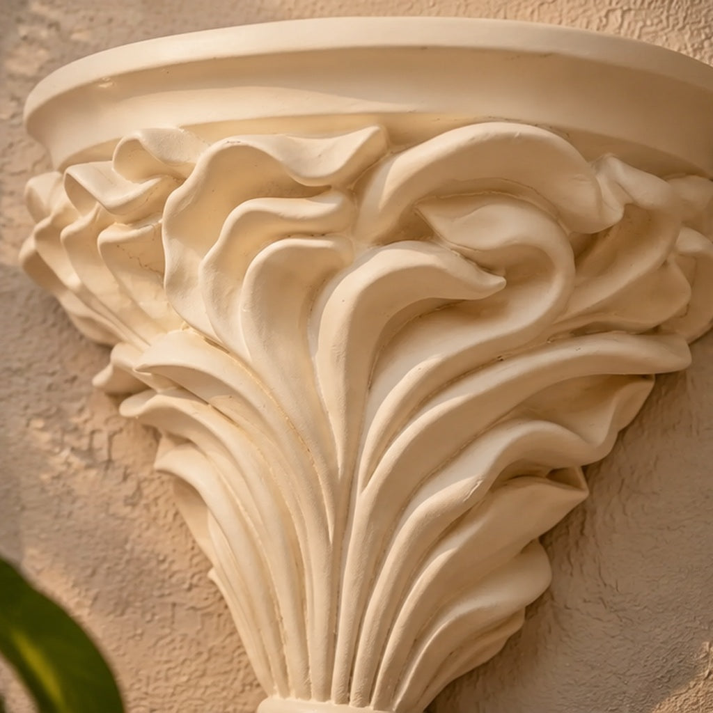 Detalle del relieve floral de la ménsula de resina