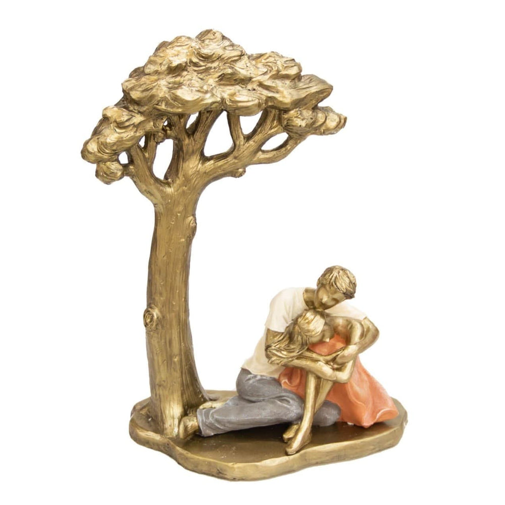 Pareja abrazada bajo árbol CASONA DECO