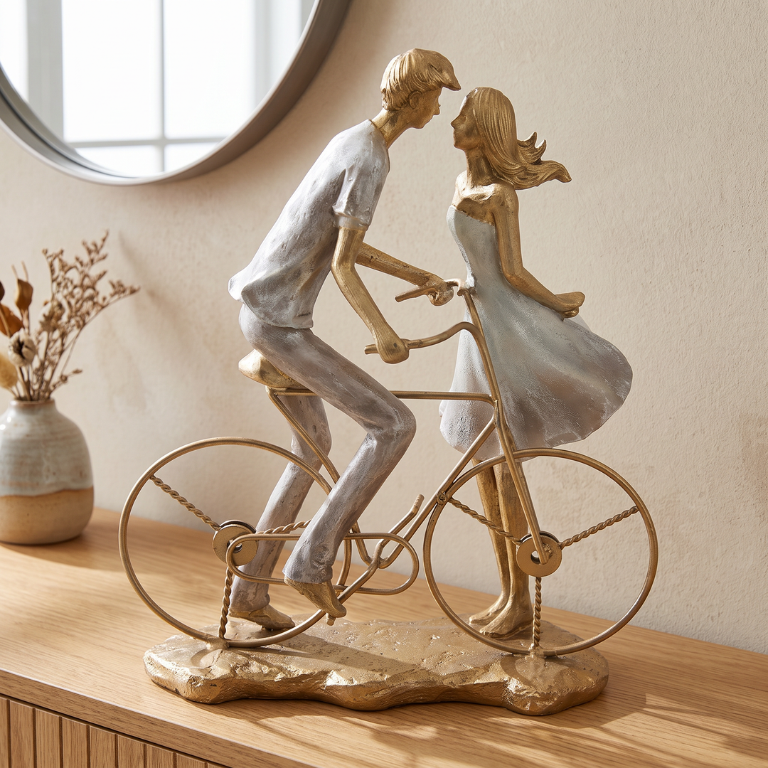 Pareja en bicicleta en recibidor cálido