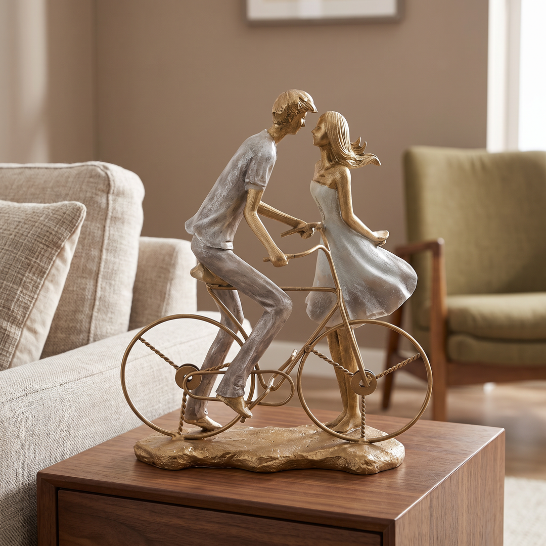 Pareja en bicicleta en living moderno