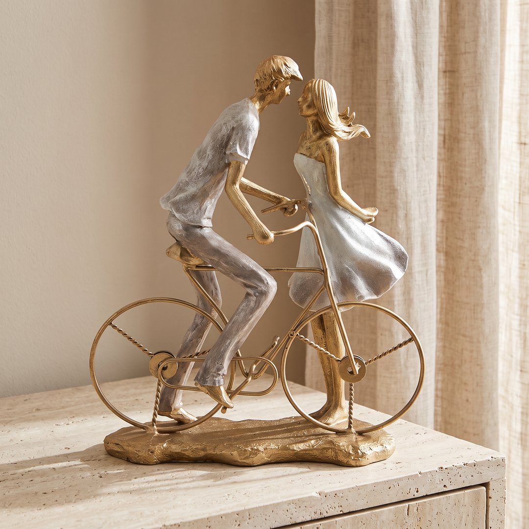 Detalle de figura pareja en bicicleta