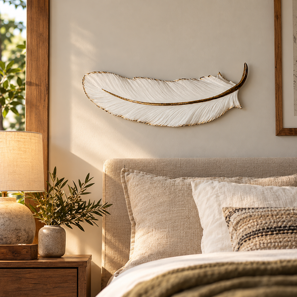 Pluma Decorativa de Muro Blanca con Detalles Dorados