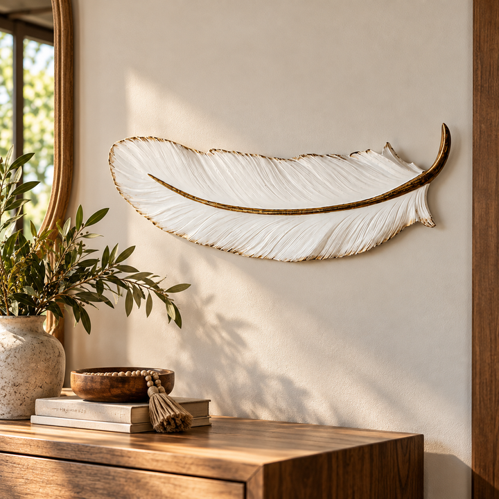 Pluma blanca plana de muro decorando recibidor