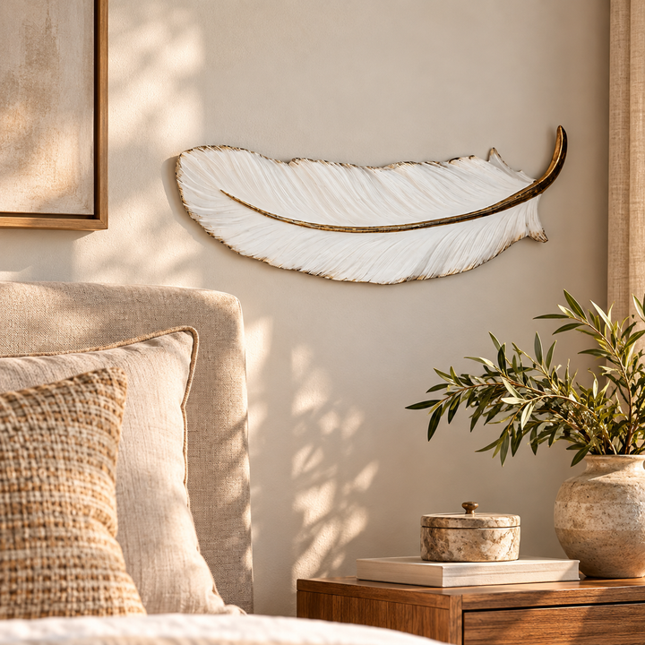 Pluma blanca plana poliresina detalle blanco y dorado