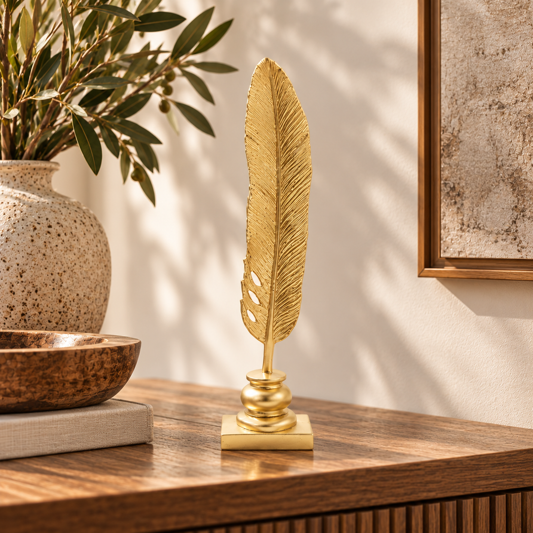 Pluma dorada de 31 cm sobre consola, imagen corregida