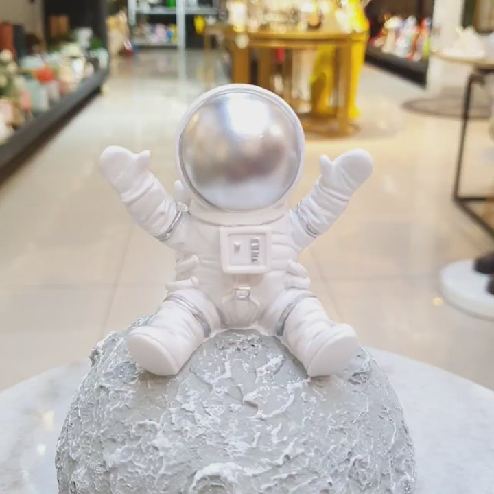 Astronauta Plateado sobre luna