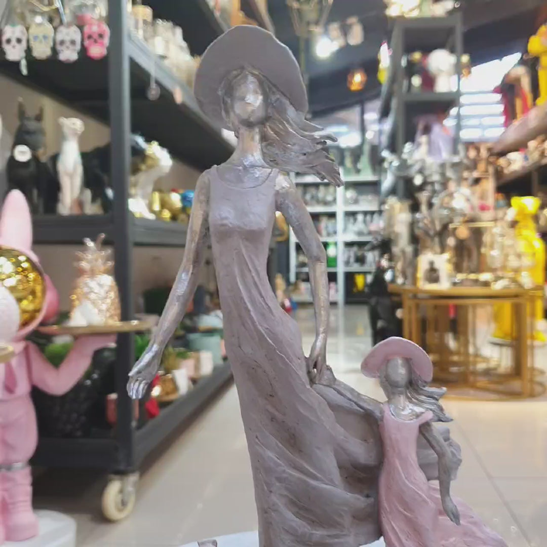Familia Madre-Niña y Perros