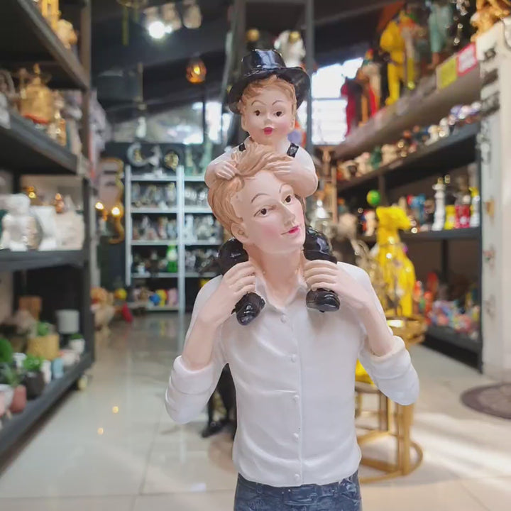 Familia Padre e hijo en hombros