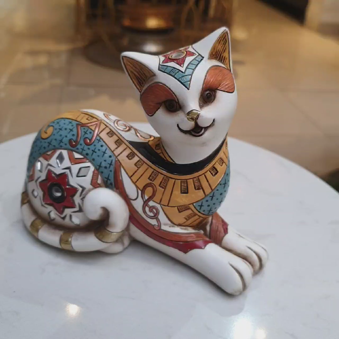 Gato acostado con diseños