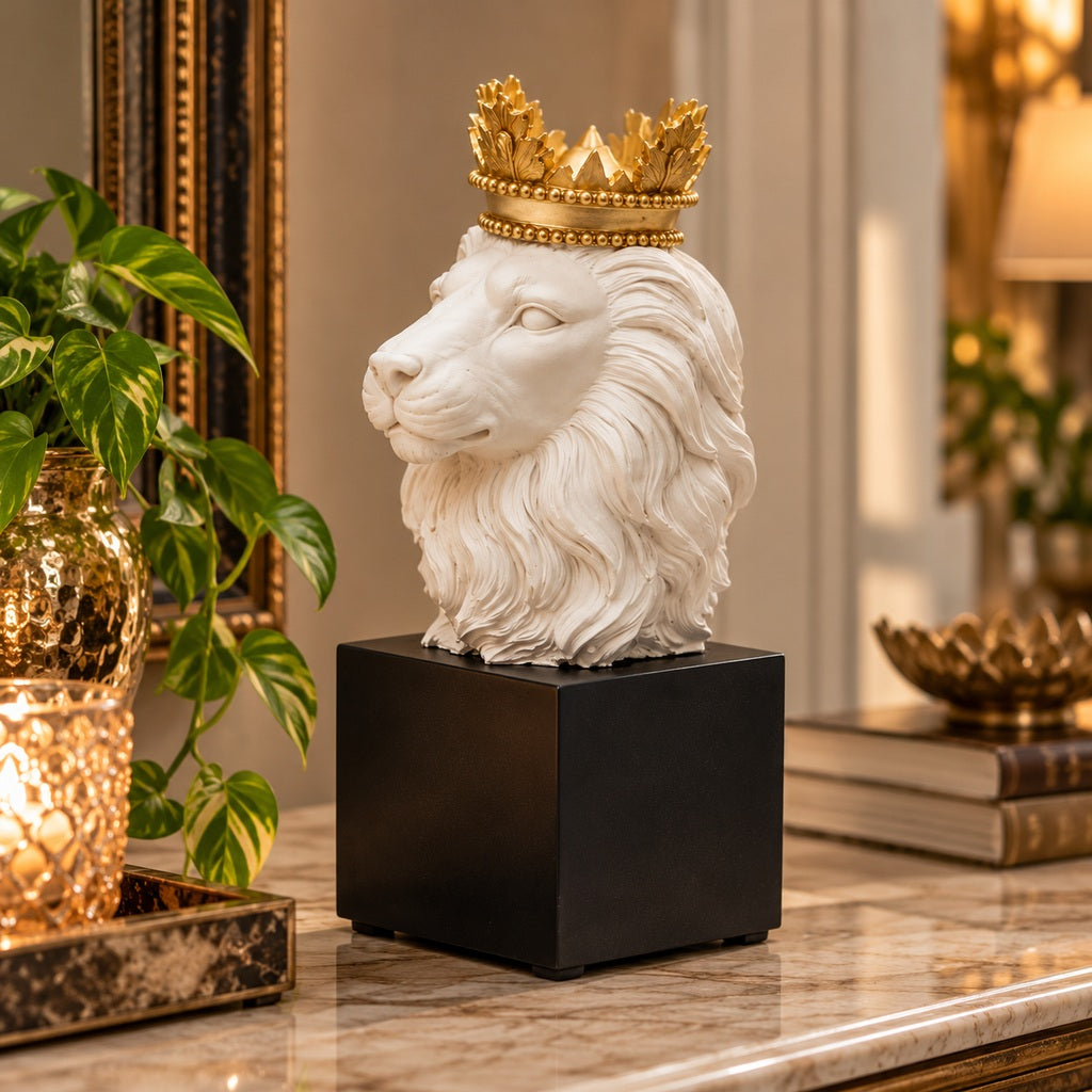 Rey León blanco con corona dorada en ambiente elegante