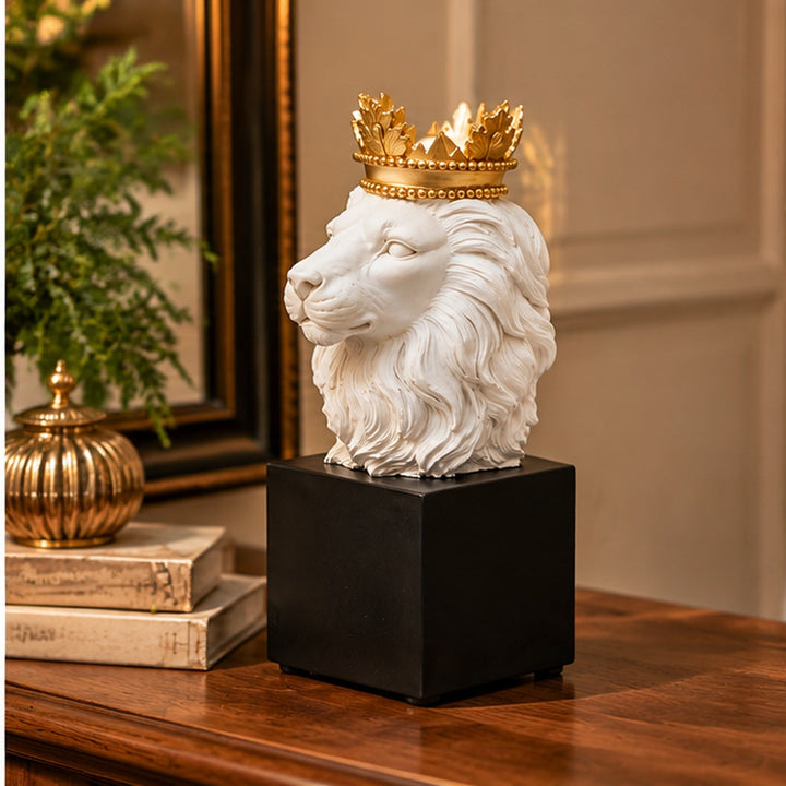 Rey León blanco y dorado en consola de madera, vista decorativa