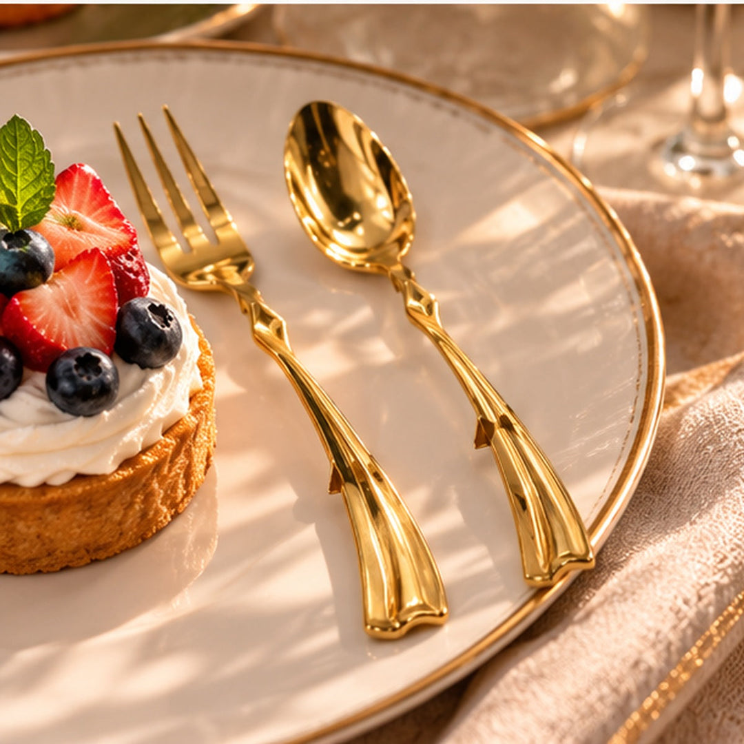 Cubiertos dorados de postre en mesa elegante, tenedor de dos puntas y cuchara