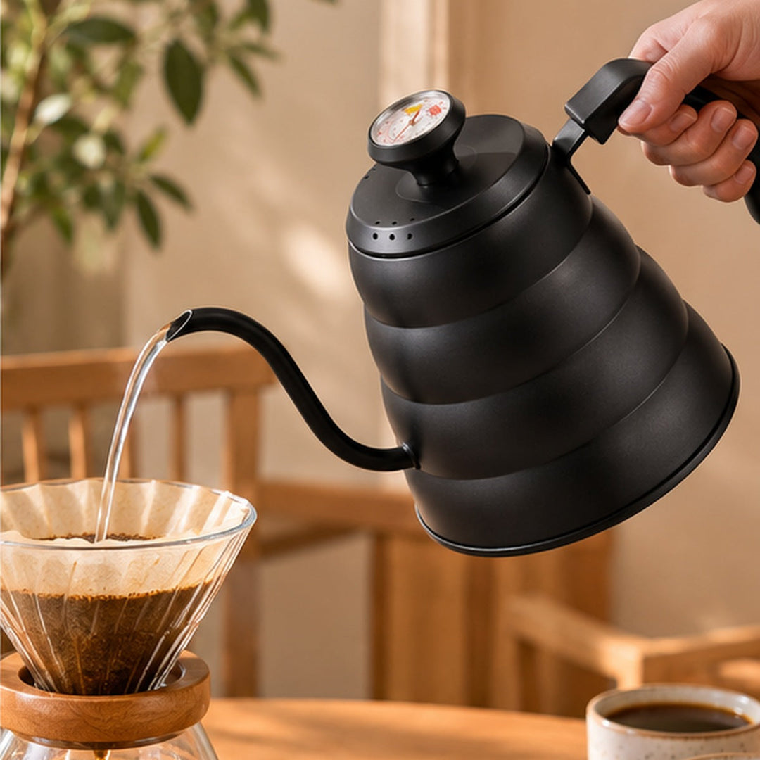 Tetera negra cuello cisne sirviendo café, termómetro integrado