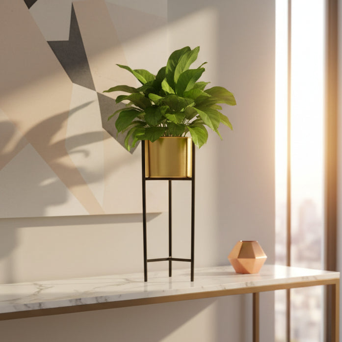 Porta Maceta dorada pedestal negro