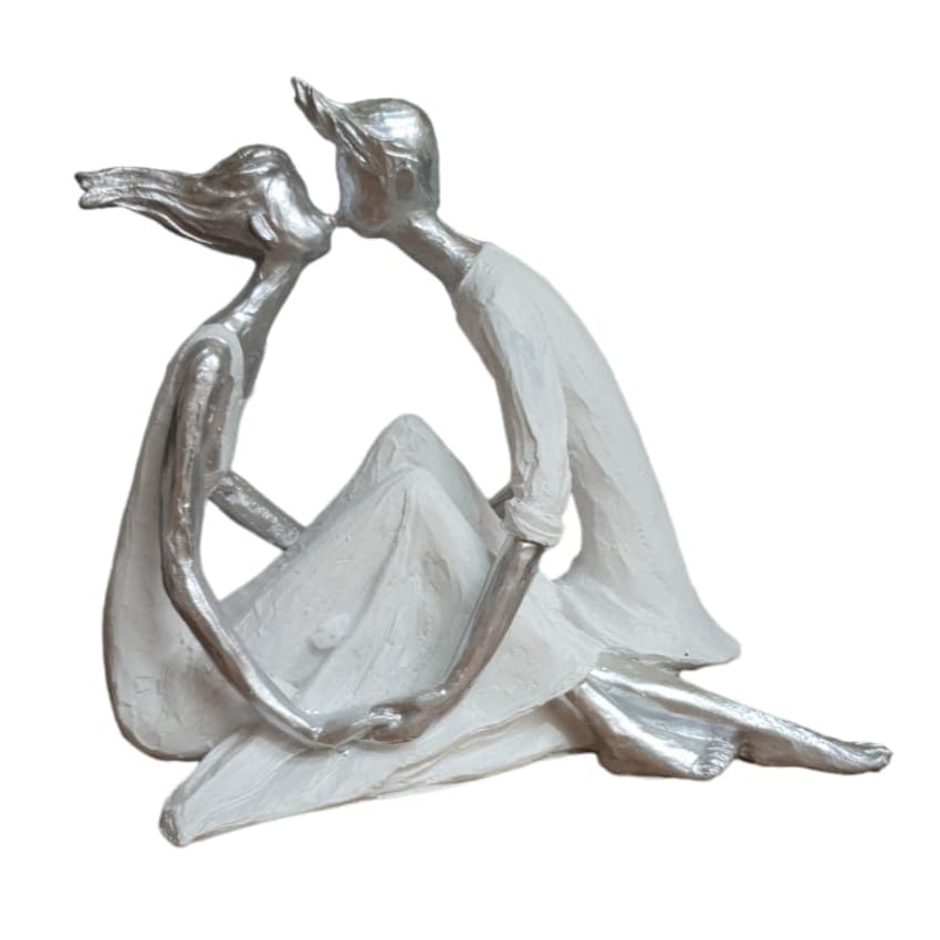 Pareja Sentada Besandose CASONA DECO